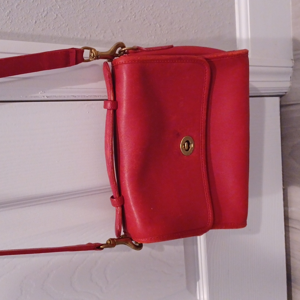 Coach handbag in nice beautiful red color. Long strap. Very good condition